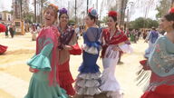 Desfile de enganches y trajes de flamenca en el inicio de la Feria del Caballo de Jerez