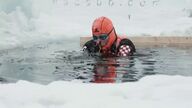 Nuevo récord mundial de apnea bajo hielo: 140 metros 