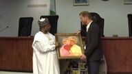 El príncipe Harry recibe curiosos y entrañables regalos durante su visita al estado nigeriano de Kaduna  
