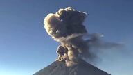 El volcán Popocatépetl obliga a cancelar vuelos en el aeropuerto de Ciudad de México 