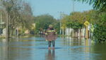 Las inundaciones en Uruguay obligan a desalojar a miles de personas de sus hogares