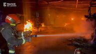 Extinguido un incendio en una nave industrial de una empresa de autobuses de La Vall d’Uixó