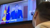 Los ciudadanos sobre la decisión de Sánchez de quedarse como presidente: "No dimite, pero juega al escondite"