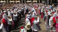 Más de cuatrocientos chulapos y chulapas bailan por San Isidro en Madrid